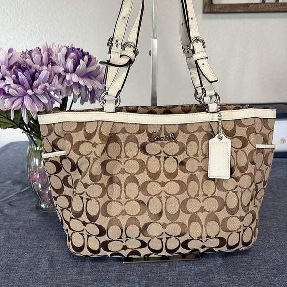 Coach Single Zip 3 Outside Pockets 1 Inner Zip Pocket Handbag - Picture 1 of 7